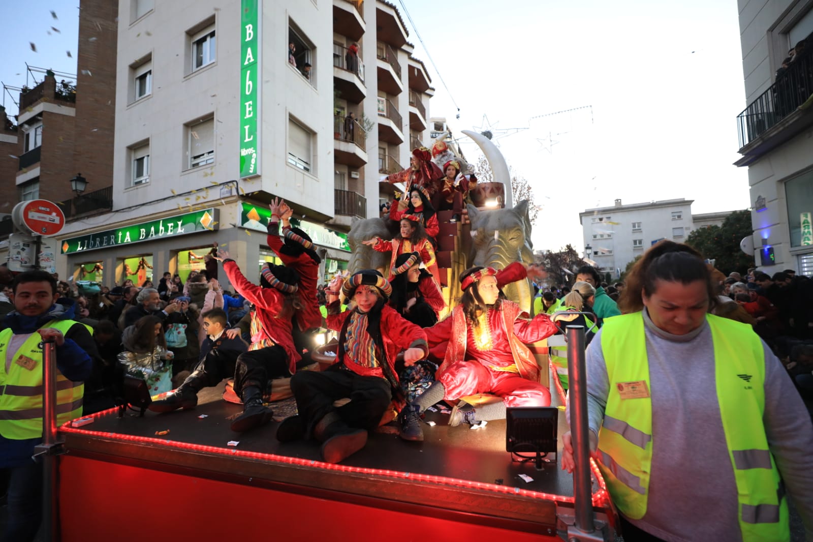 Desde los minutos previos al arranque hasta su llegada al Ayutamiento de Granada, aquí tienes todas las imágenes de la noche más mágica de la Navidad