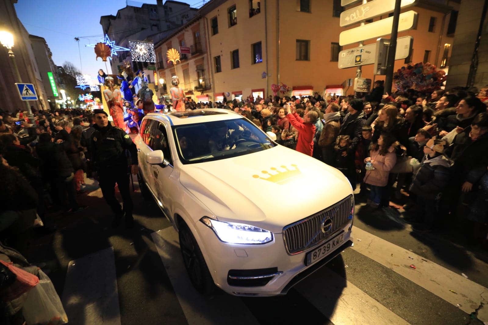 Desde los minutos previos al arranque hasta su llegada al Ayutamiento de Granada, aquí tienes todas las imágenes de la noche más mágica de la Navidad