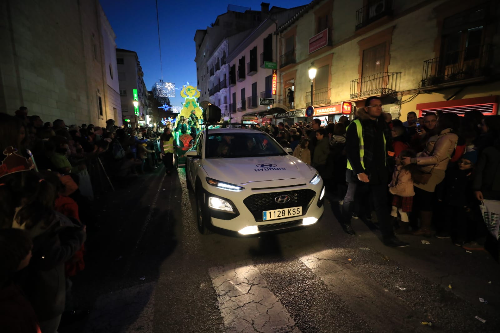 Desde los minutos previos al arranque hasta su llegada al Ayutamiento de Granada, aquí tienes todas las imágenes de la noche más mágica de la Navidad