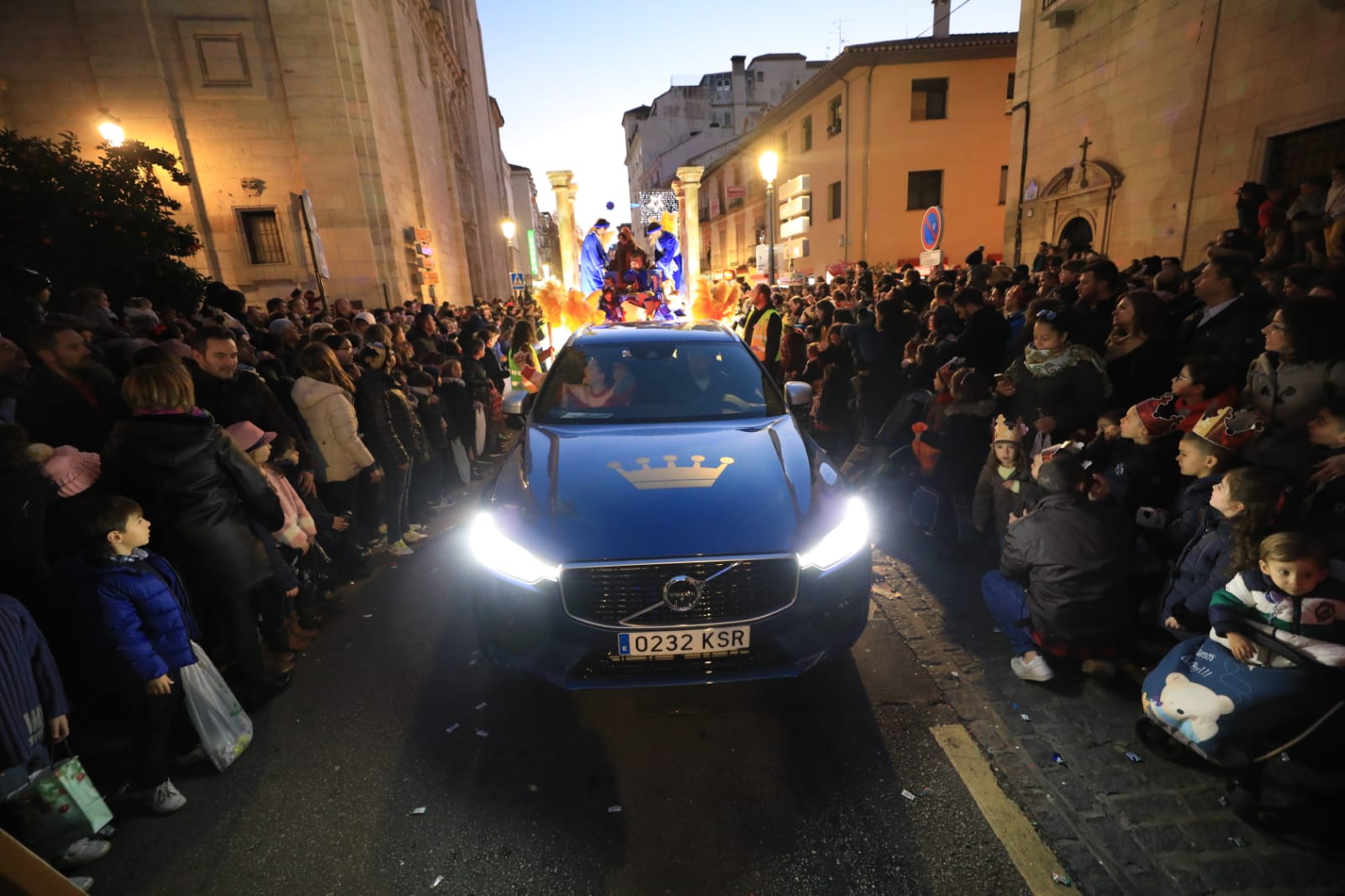 Desde los minutos previos al arranque hasta su llegada al Ayutamiento de Granada, aquí tienes todas las imágenes de la noche más mágica de la Navidad