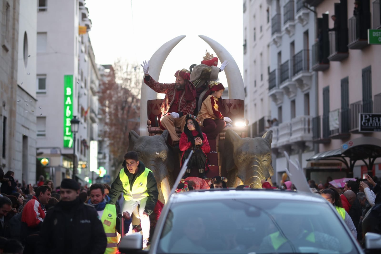 Desde los minutos previos al arranque hasta su llegada al Ayutamiento de Granada, aquí tienes todas las imágenes de la noche más mágica de la Navidad