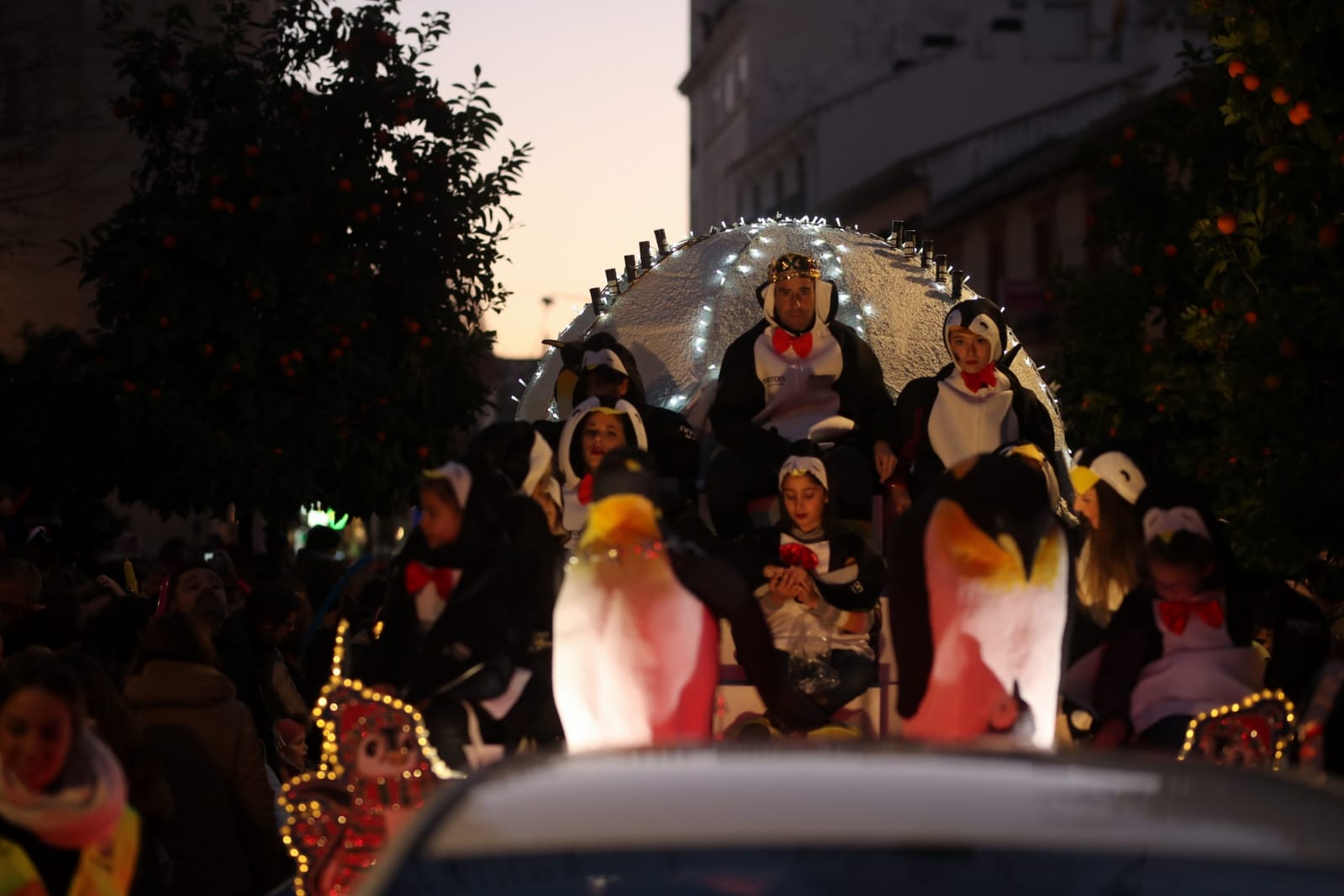 Desde los minutos previos al arranque hasta su llegada al Ayutamiento de Granada, aquí tienes todas las imágenes de la noche más mágica de la Navidad