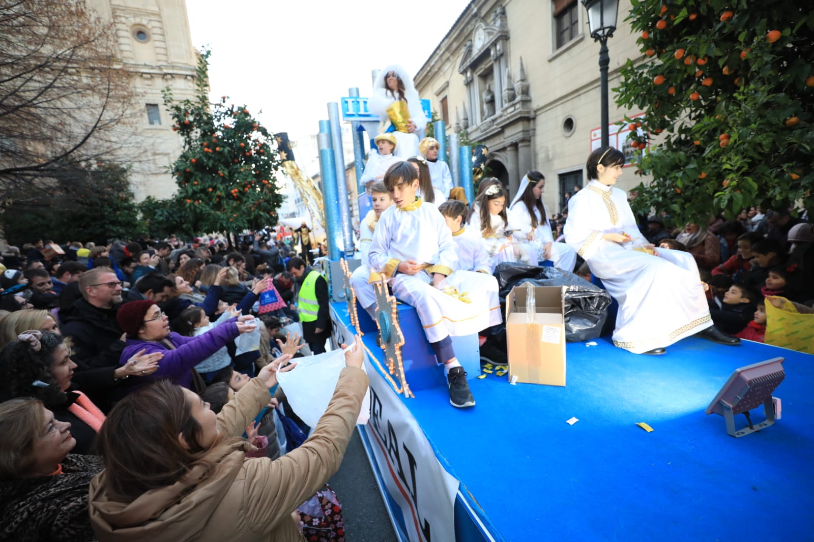 Desde los minutos previos al arranque hasta su llegada al Ayutamiento de Granada, aquí tienes todas las imágenes de la noche más mágica de la Navidad