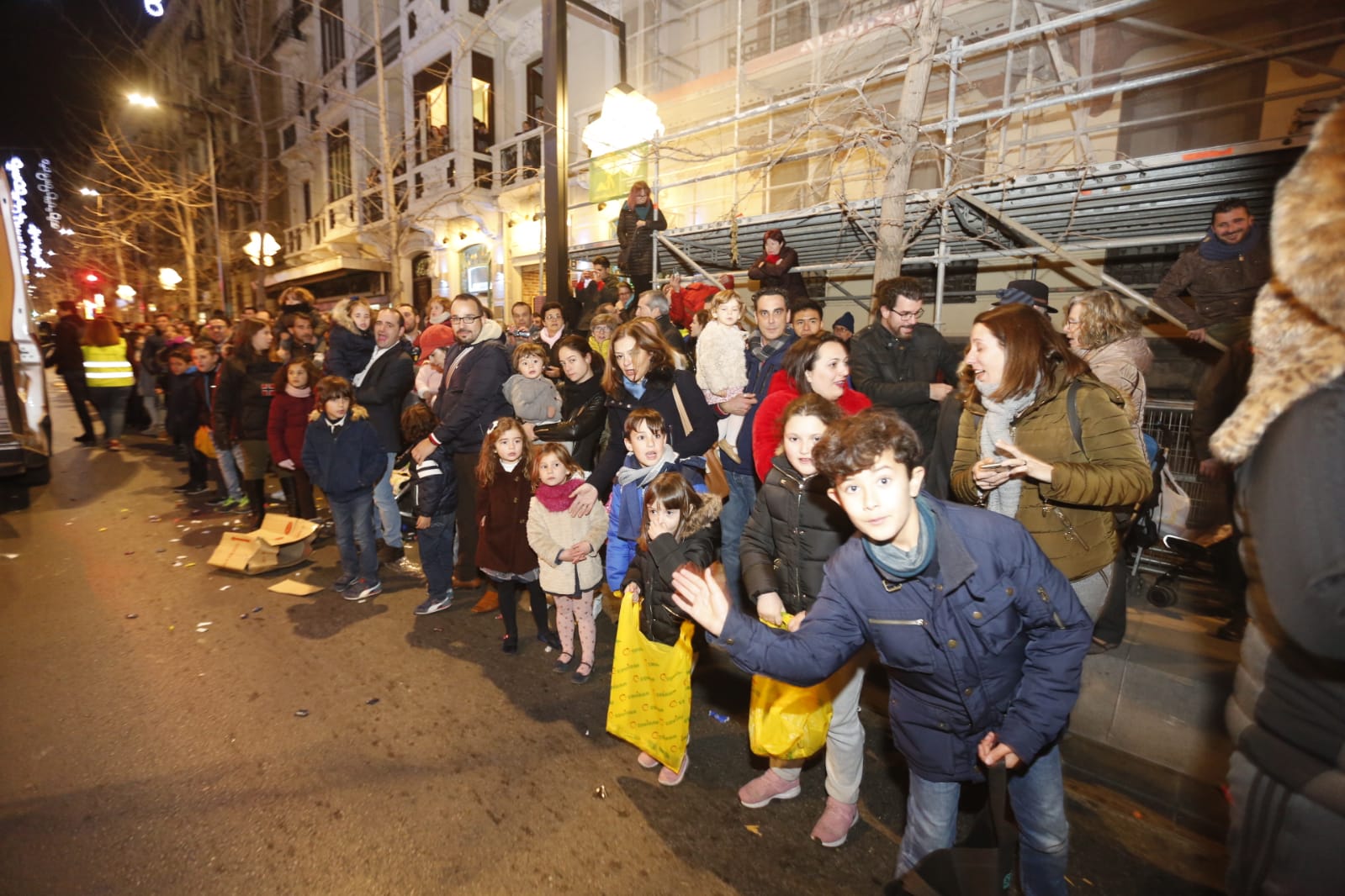 Desde los minutos previos al arranque hasta su llegada al Ayutamiento de Granada, aquí tienes todas las imágenes de la noche más mágica de la Navidad