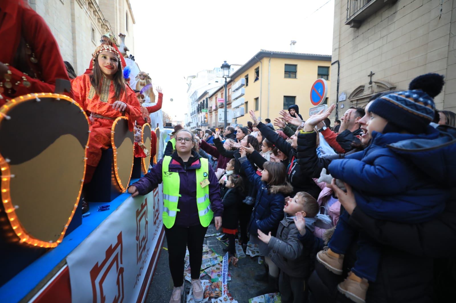 Desde los minutos previos al arranque hasta su llegada al Ayutamiento de Granada, aquí tienes todas las imágenes de la noche más mágica de la Navidad