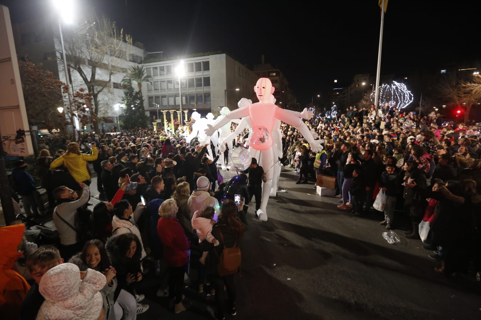 Desde los minutos previos al arranque hasta su llegada al Ayutamiento de Granada, aquí tienes todas las imágenes de la noche más mágica de la Navidad