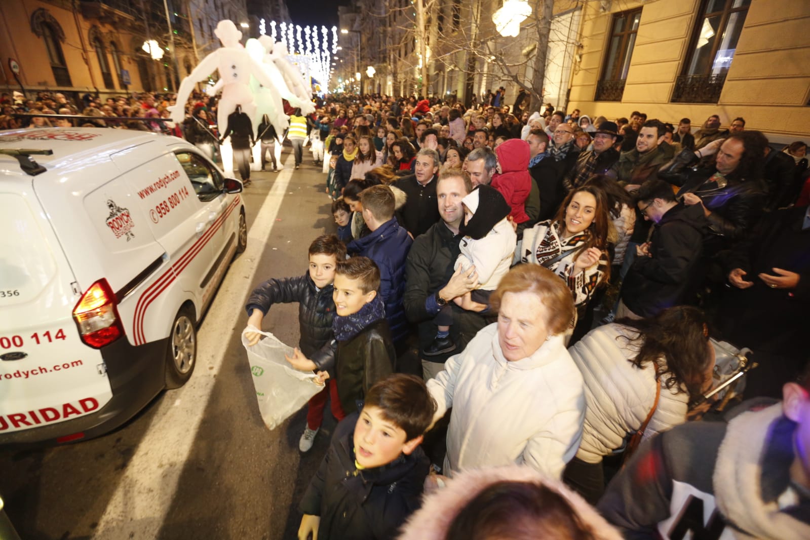 Desde los minutos previos al arranque hasta su llegada al Ayutamiento de Granada, aquí tienes todas las imágenes de la noche más mágica de la Navidad