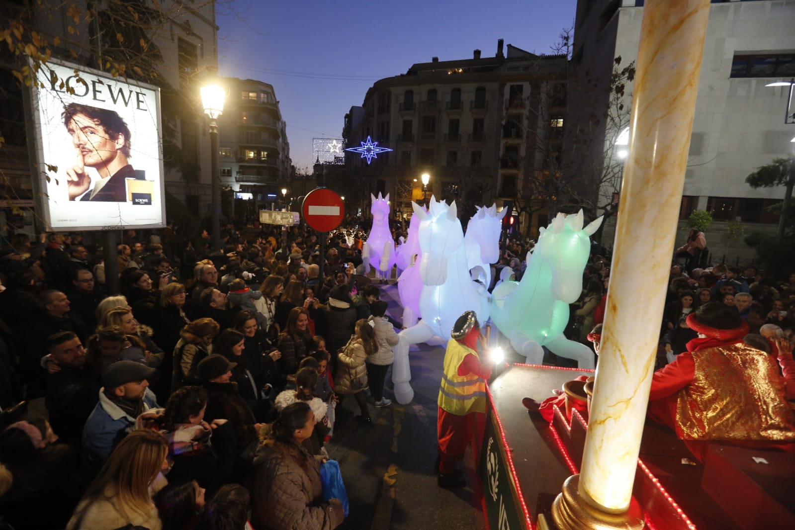 Desde los minutos previos al arranque hasta su llegada al Ayutamiento de Granada, aquí tienes todas las imágenes de la noche más mágica de la Navidad