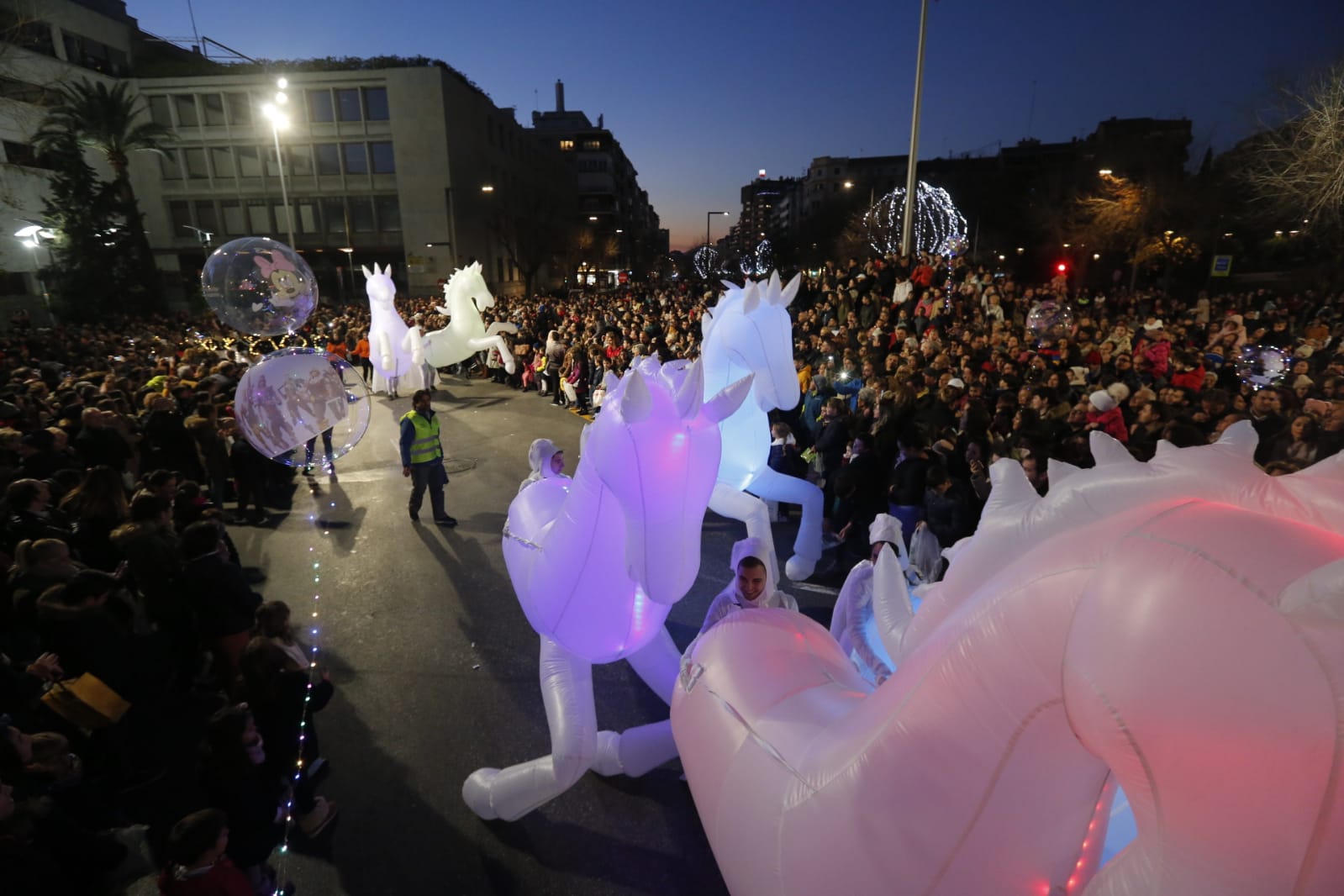 Desde los minutos previos al arranque hasta su llegada al Ayutamiento de Granada, aquí tienes todas las imágenes de la noche más mágica de la Navidad