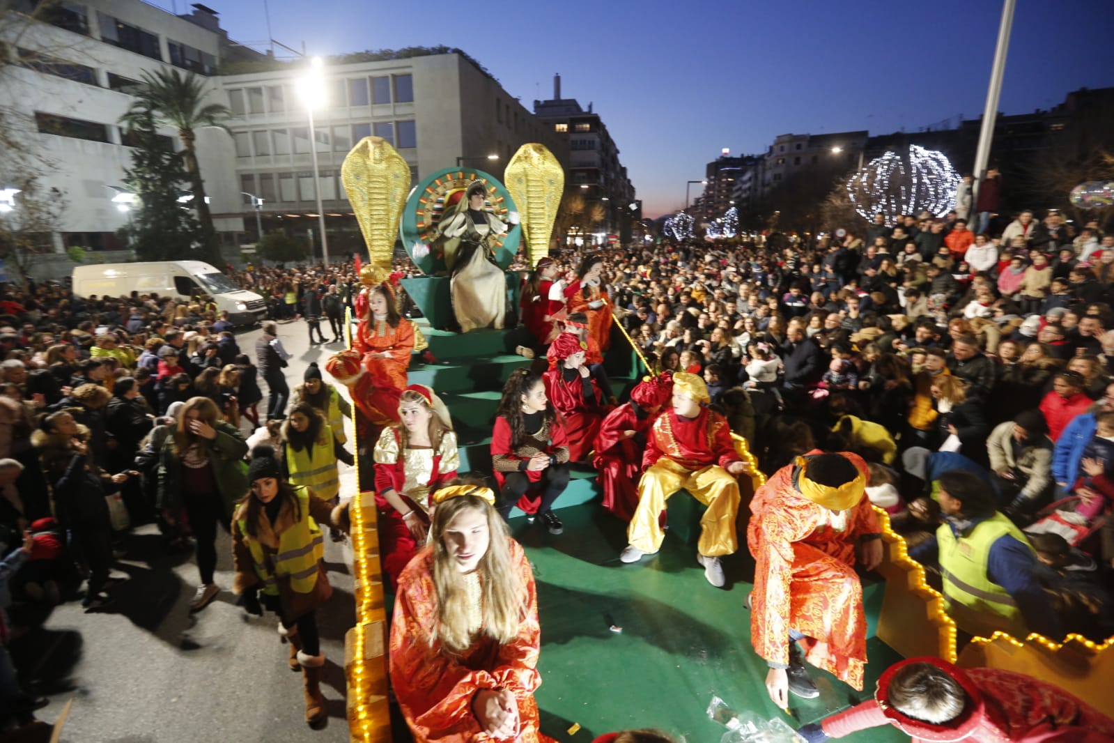 Desde los minutos previos al arranque hasta su llegada al Ayutamiento de Granada, aquí tienes todas las imágenes de la noche más mágica de la Navidad