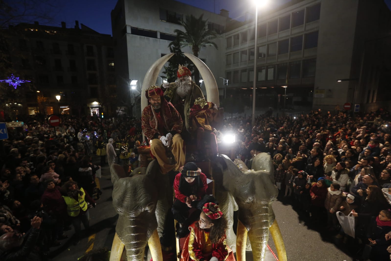 Desde los minutos previos al arranque hasta su llegada al Ayutamiento de Granada, aquí tienes todas las imágenes de la noche más mágica de la Navidad