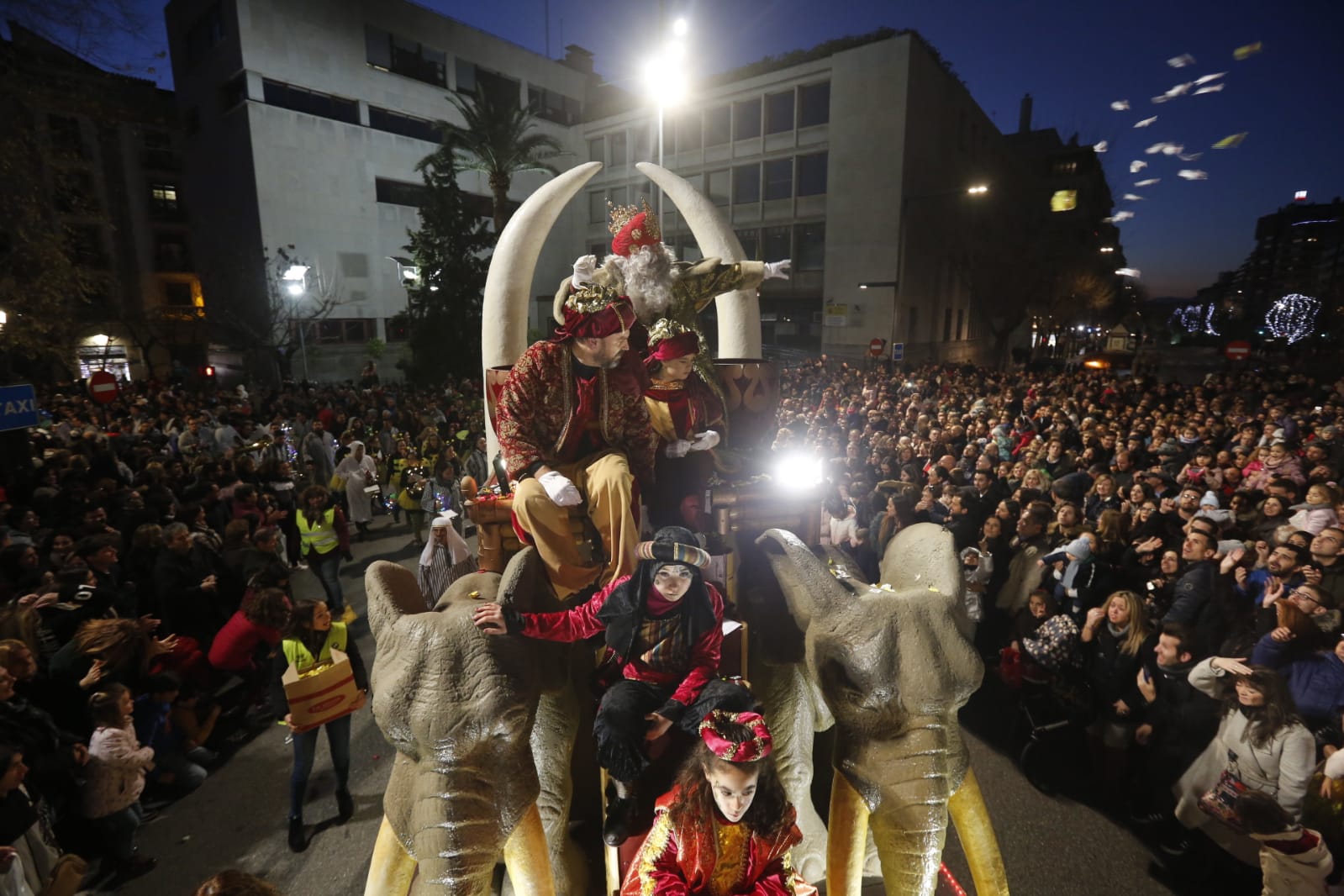 Desde los minutos previos al arranque hasta su llegada al Ayutamiento de Granada, aquí tienes todas las imágenes de la noche más mágica de la Navidad