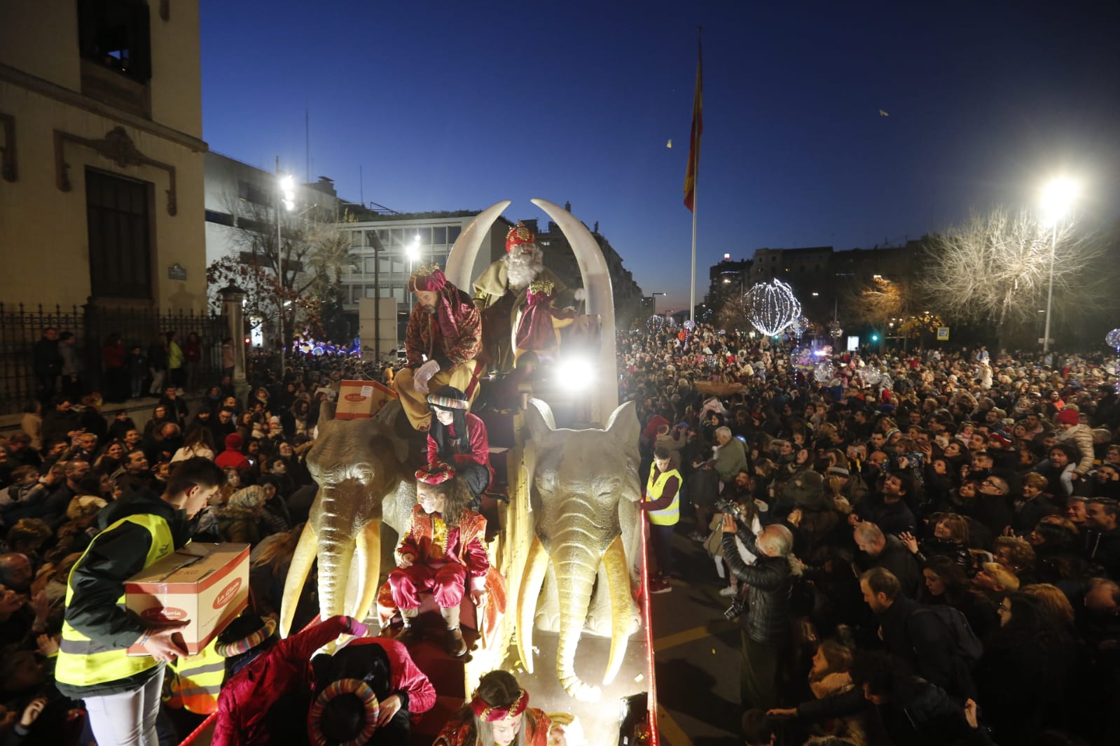 Desde los minutos previos al arranque hasta su llegada al Ayutamiento de Granada, aquí tienes todas las imágenes de la noche más mágica de la Navidad