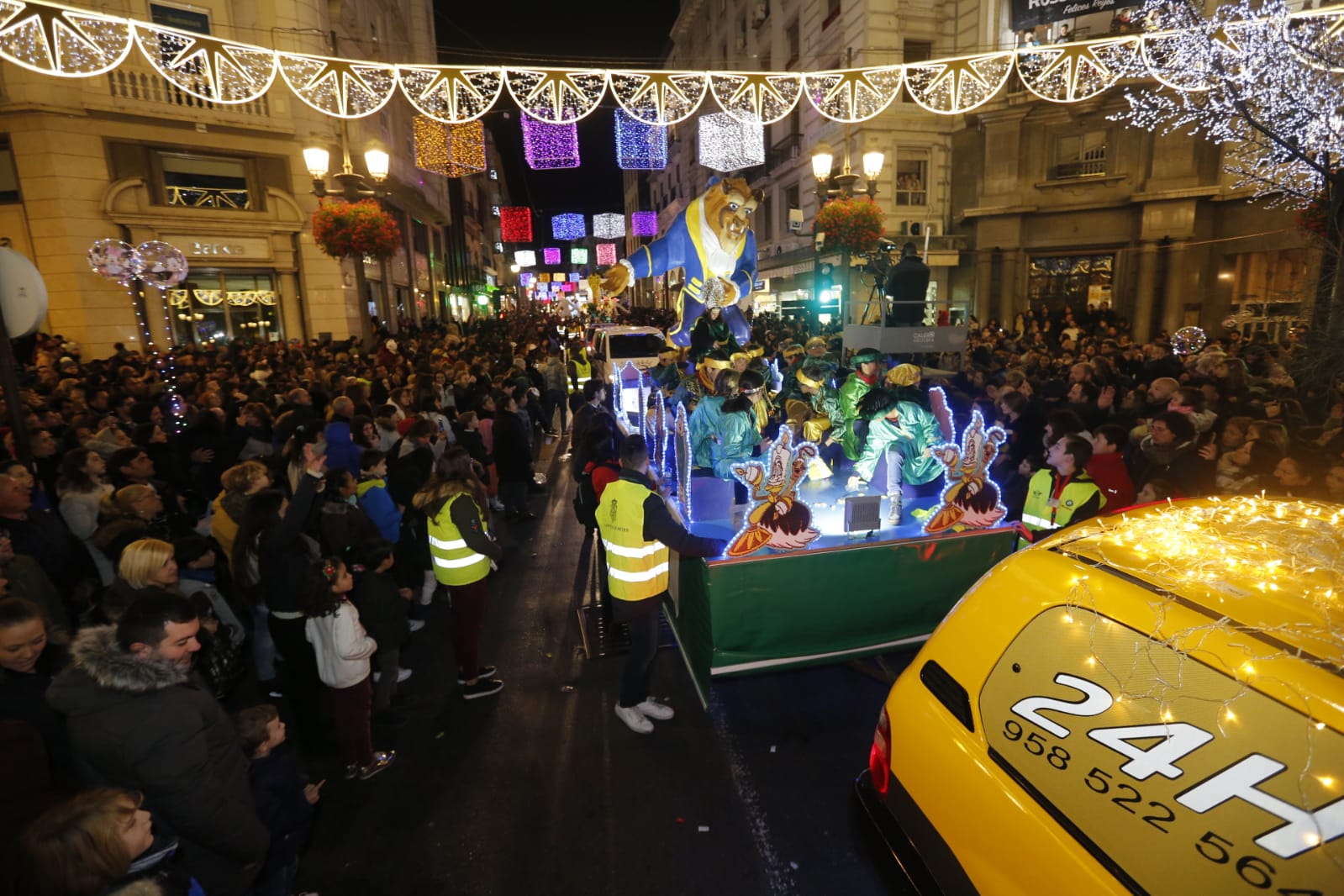 Desde los minutos previos al arranque hasta su llegada al Ayutamiento de Granada, aquí tienes todas las imágenes de la noche más mágica de la Navidad