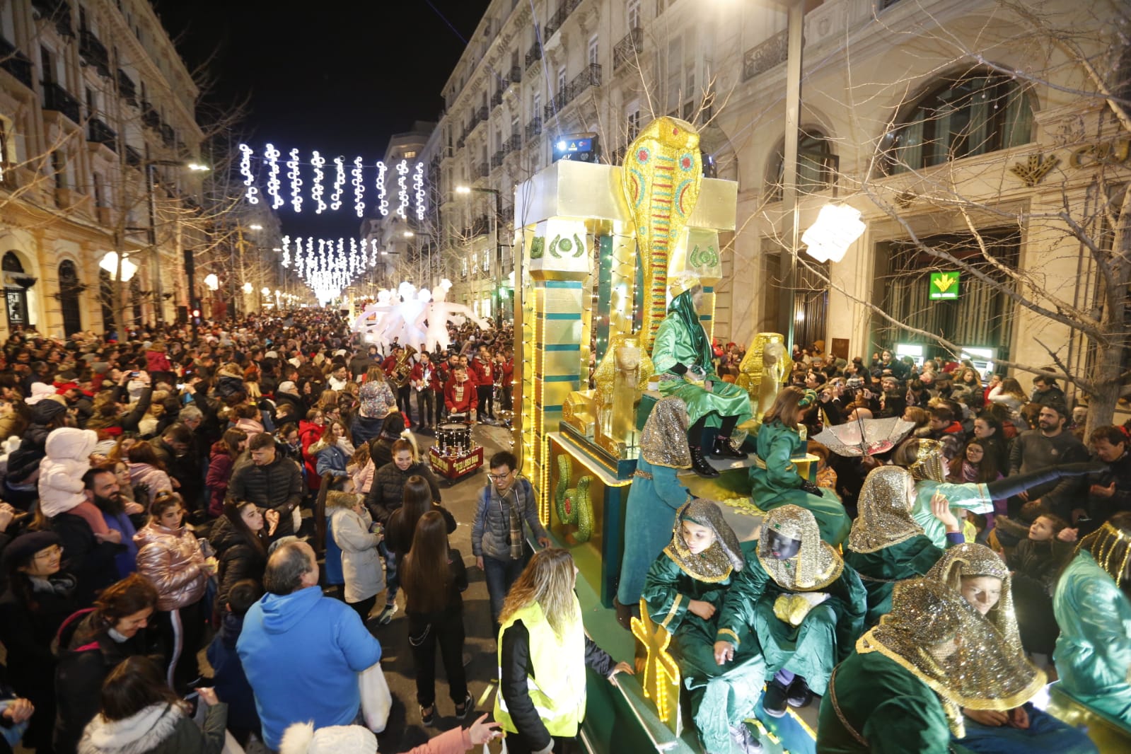 Desde los minutos previos al arranque hasta su llegada al Ayutamiento de Granada, aquí tienes todas las imágenes de la noche más mágica de la Navidad