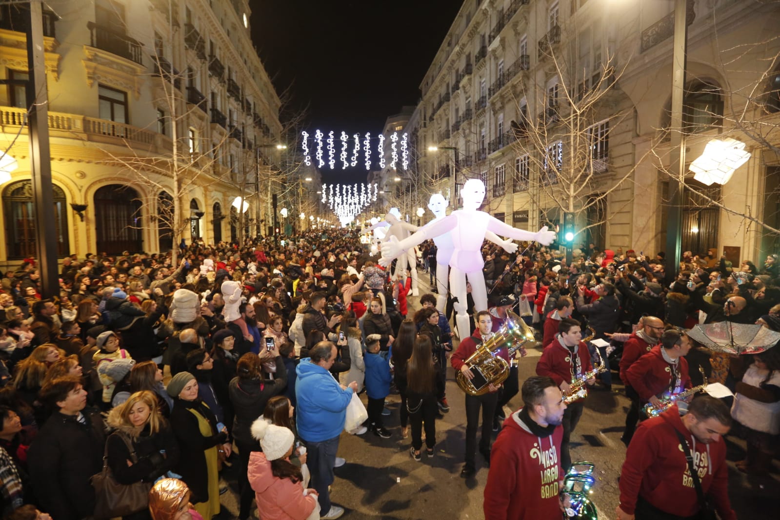 Desde los minutos previos al arranque hasta su llegada al Ayutamiento de Granada, aquí tienes todas las imágenes de la noche más mágica de la Navidad