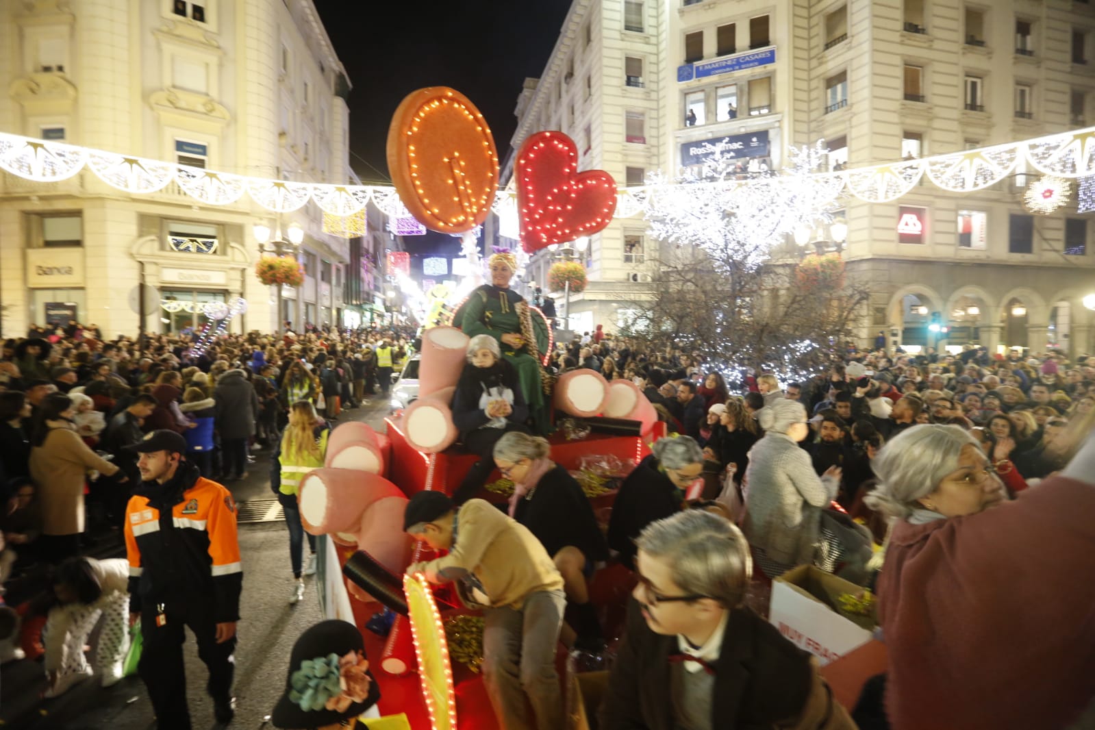 Desde los minutos previos al arranque hasta su llegada al Ayutamiento de Granada, aquí tienes todas las imágenes de la noche más mágica de la Navidad