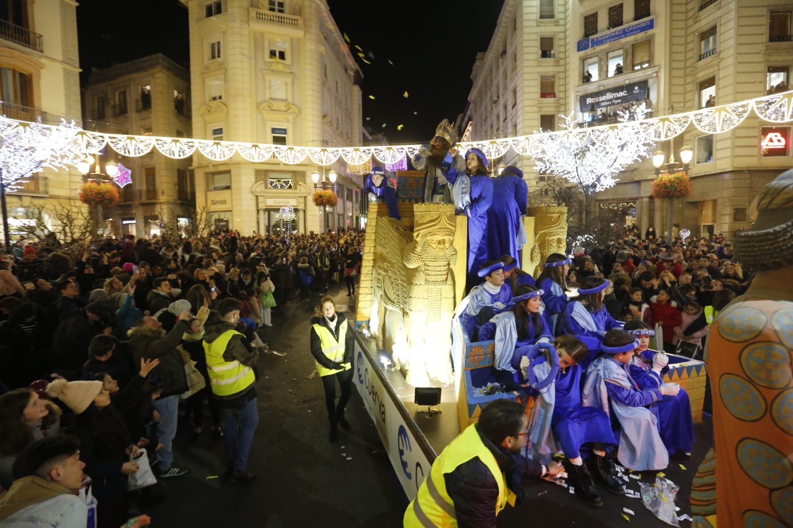 Desde los minutos previos al arranque hasta su llegada al Ayutamiento de Granada, aquí tienes todas las imágenes de la noche más mágica de la Navidad