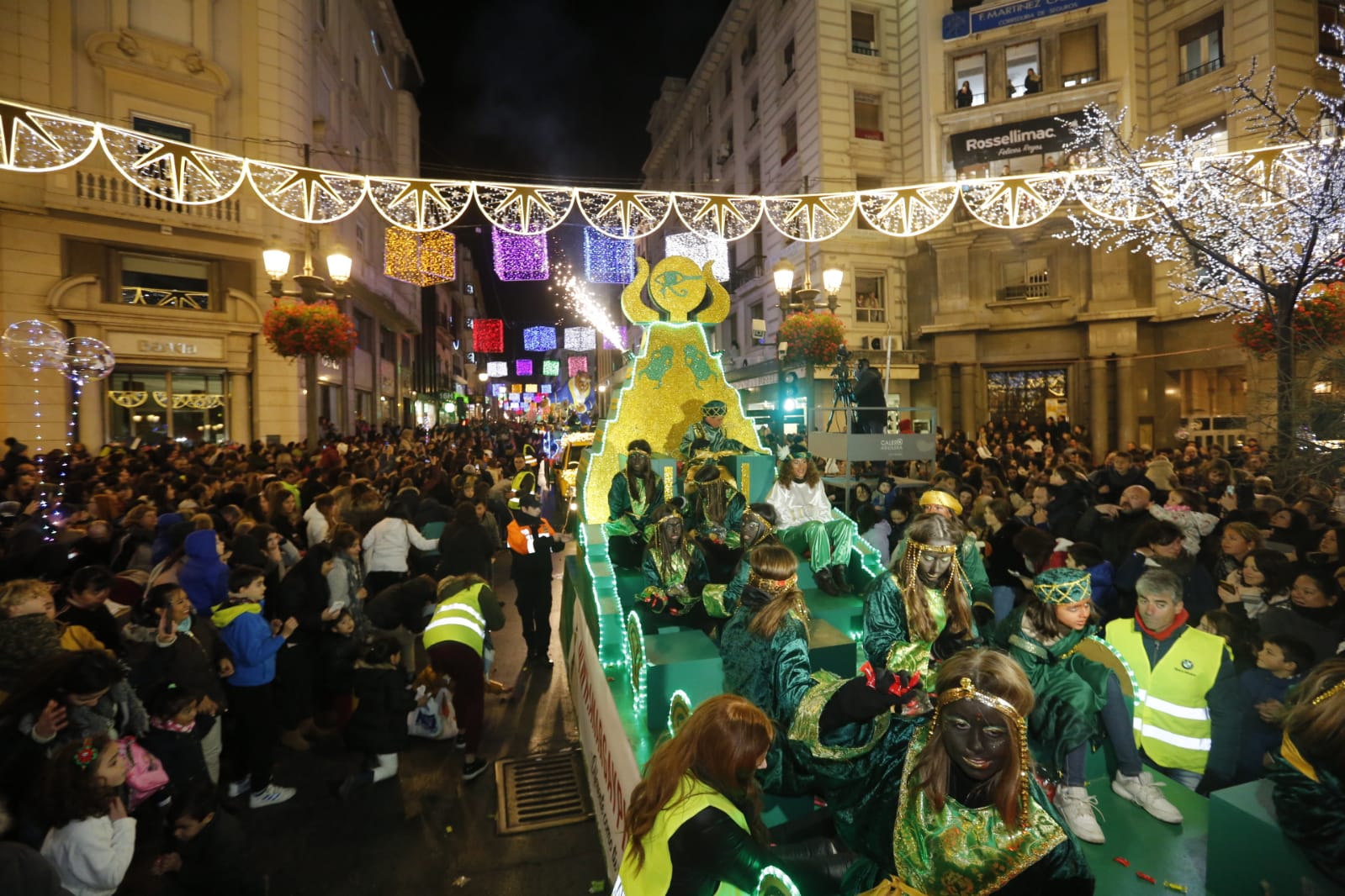 Desde los minutos previos al arranque hasta su llegada al Ayutamiento de Granada, aquí tienes todas las imágenes de la noche más mágica de la Navidad