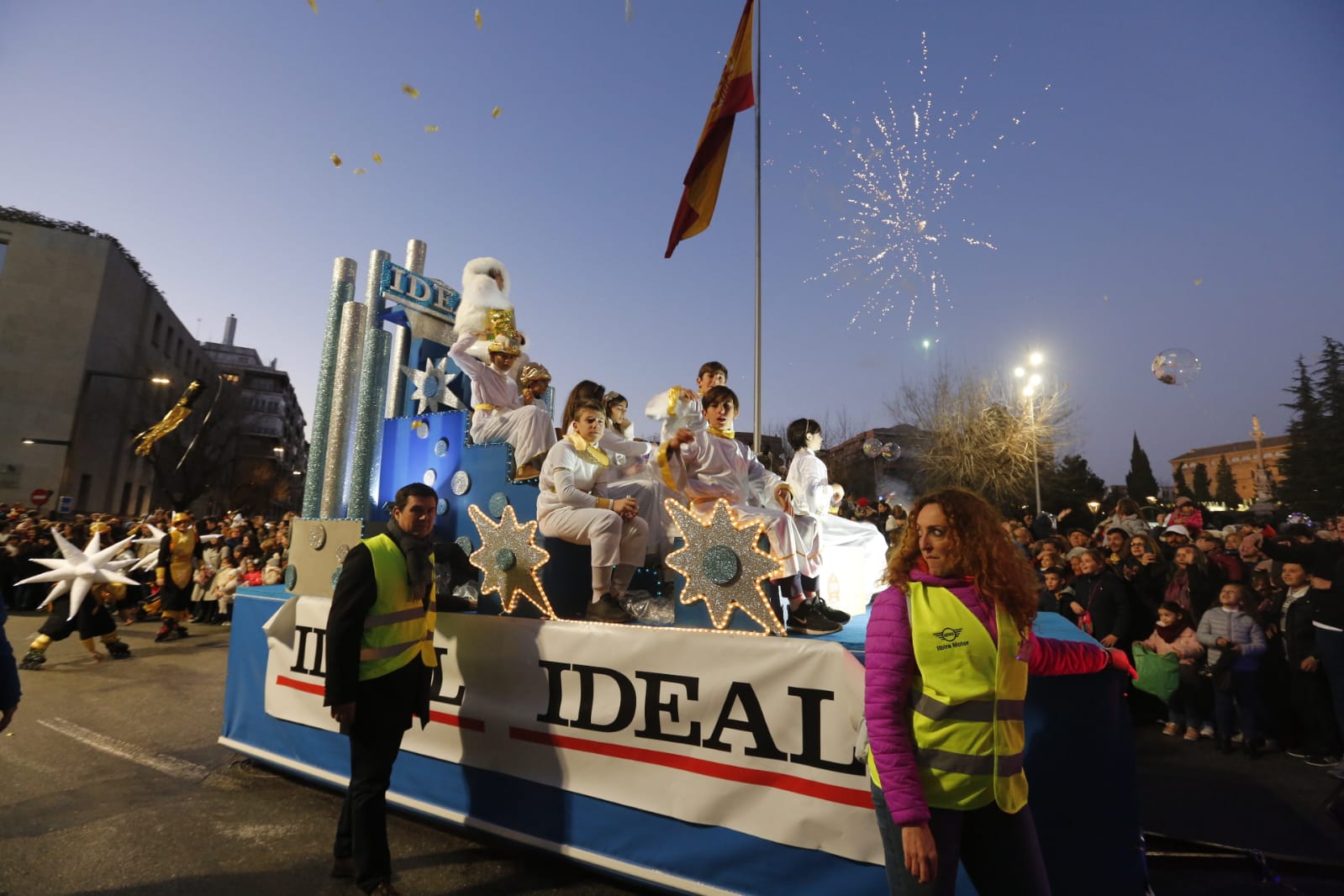 Desde los minutos previos al arranque hasta su llegada al Ayutamiento de Granada, aquí tienes todas las imágenes de la noche más mágica de la Navidad