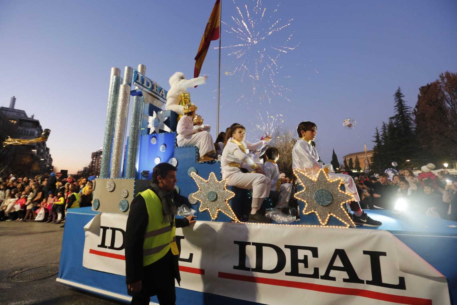 Desde los minutos previos al arranque hasta su llegada al Ayutamiento de Granada, aquí tienes todas las imágenes de la noche más mágica de la Navidad