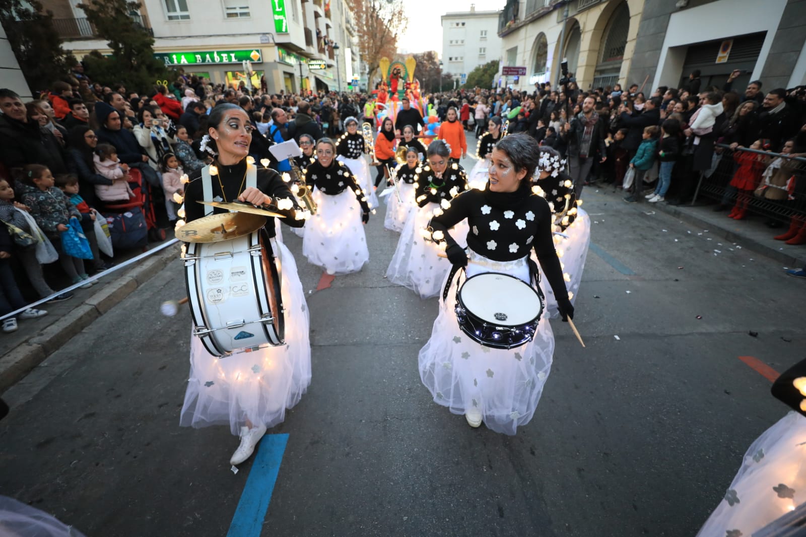 Desde los minutos previos al arranque hasta su llegada al Ayutamiento de Granada, aquí tienes todas las imágenes de la noche más mágica de la Navidad