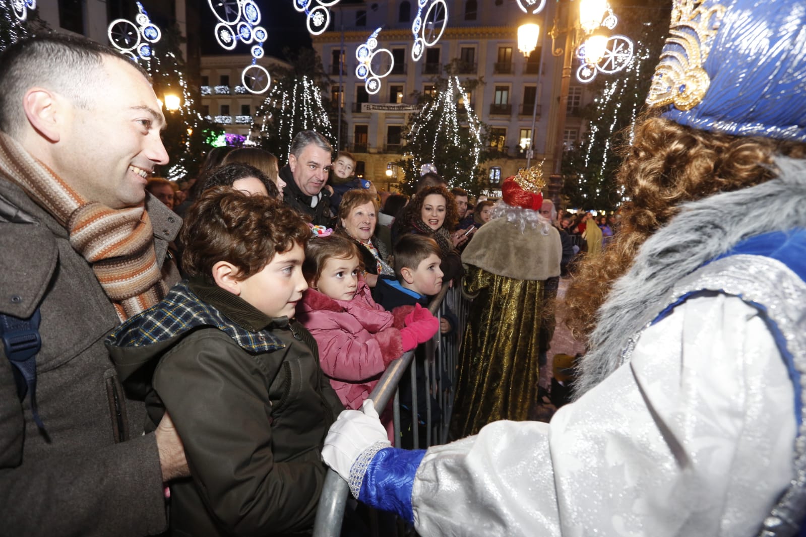 Sus Majestades llegan a la Plaza del Carmen poniendo así fin a la noche de la cabalgata