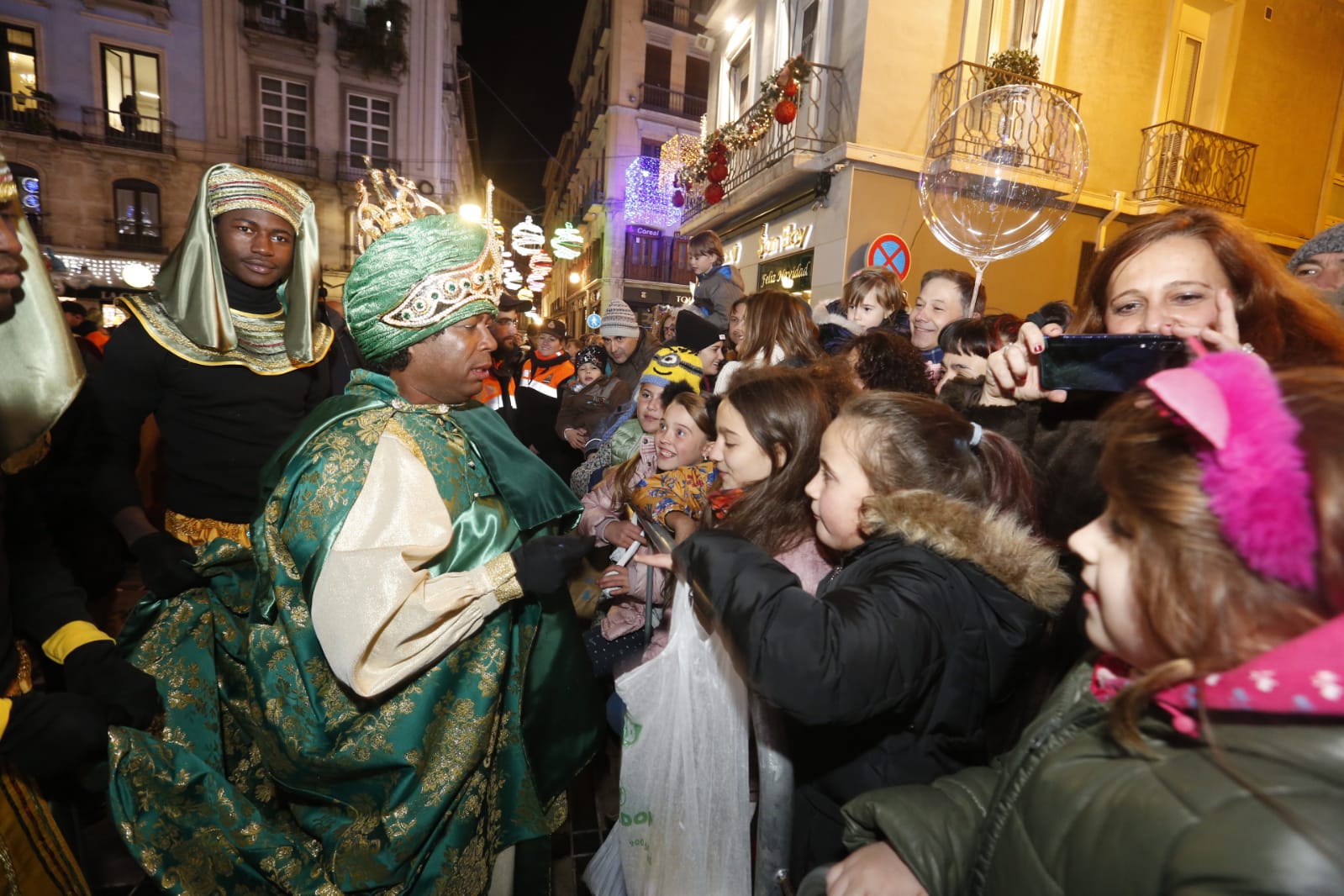 Sus Majestades llegan a la Plaza del Carmen poniendo así fin a la noche de la cabalgata