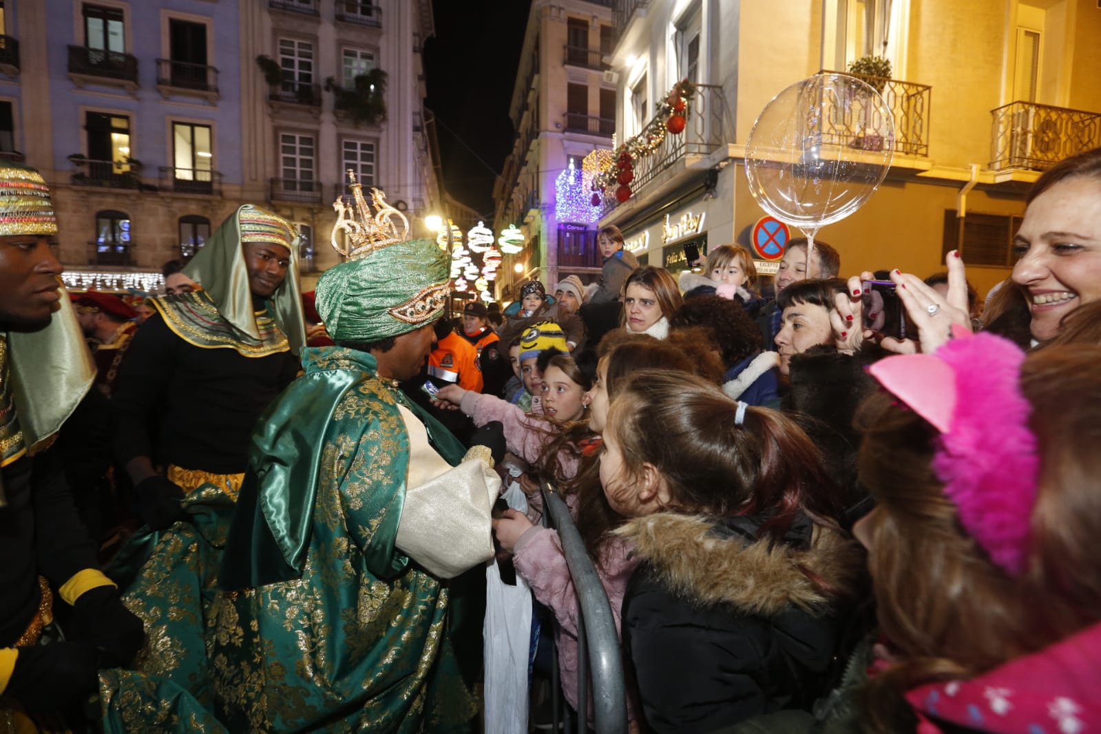 Sus Majestades llegan a la Plaza del Carmen poniendo así fin a la noche de la cabalgata