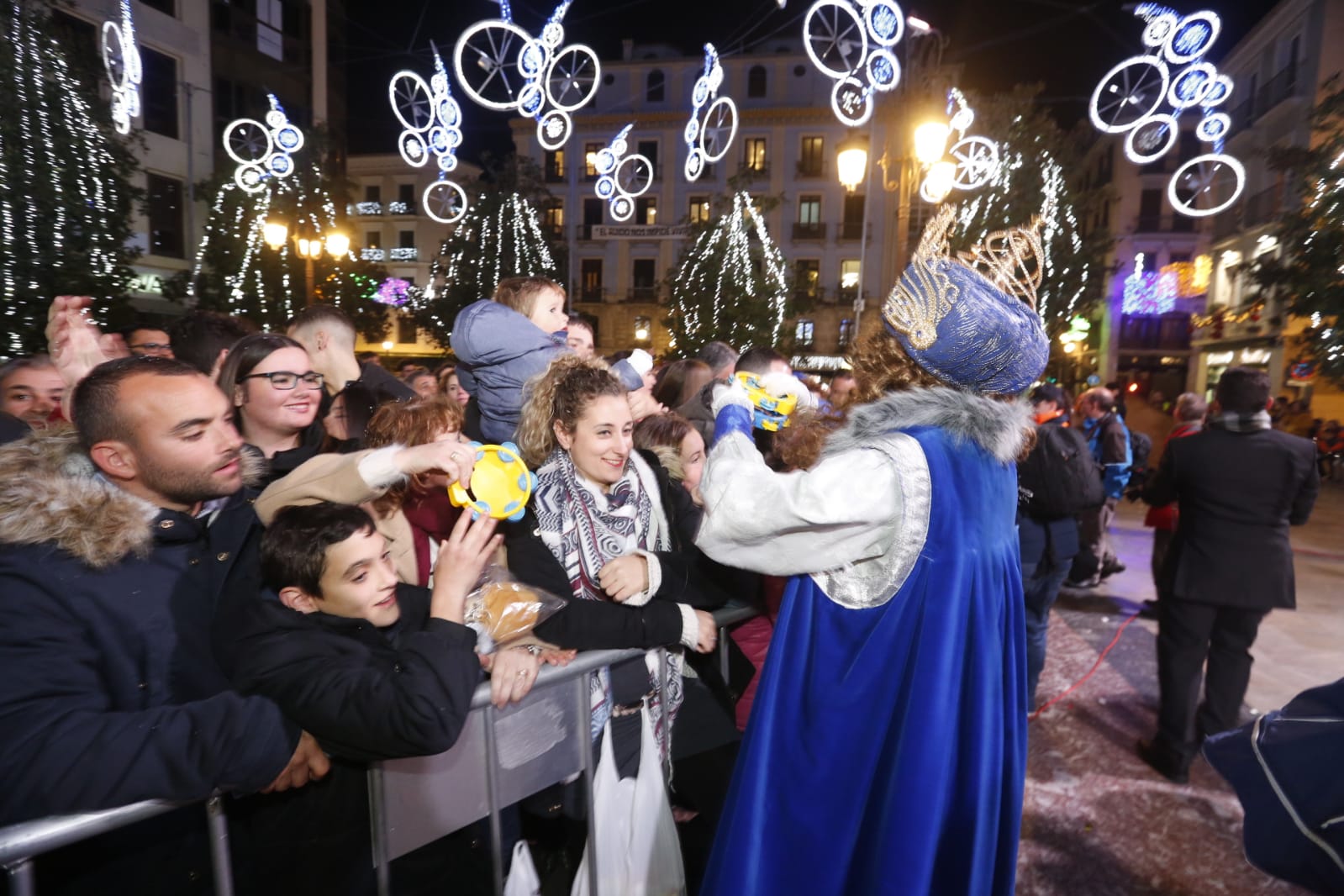 Sus Majestades llegan a la Plaza del Carmen poniendo así fin a la noche de la cabalgata