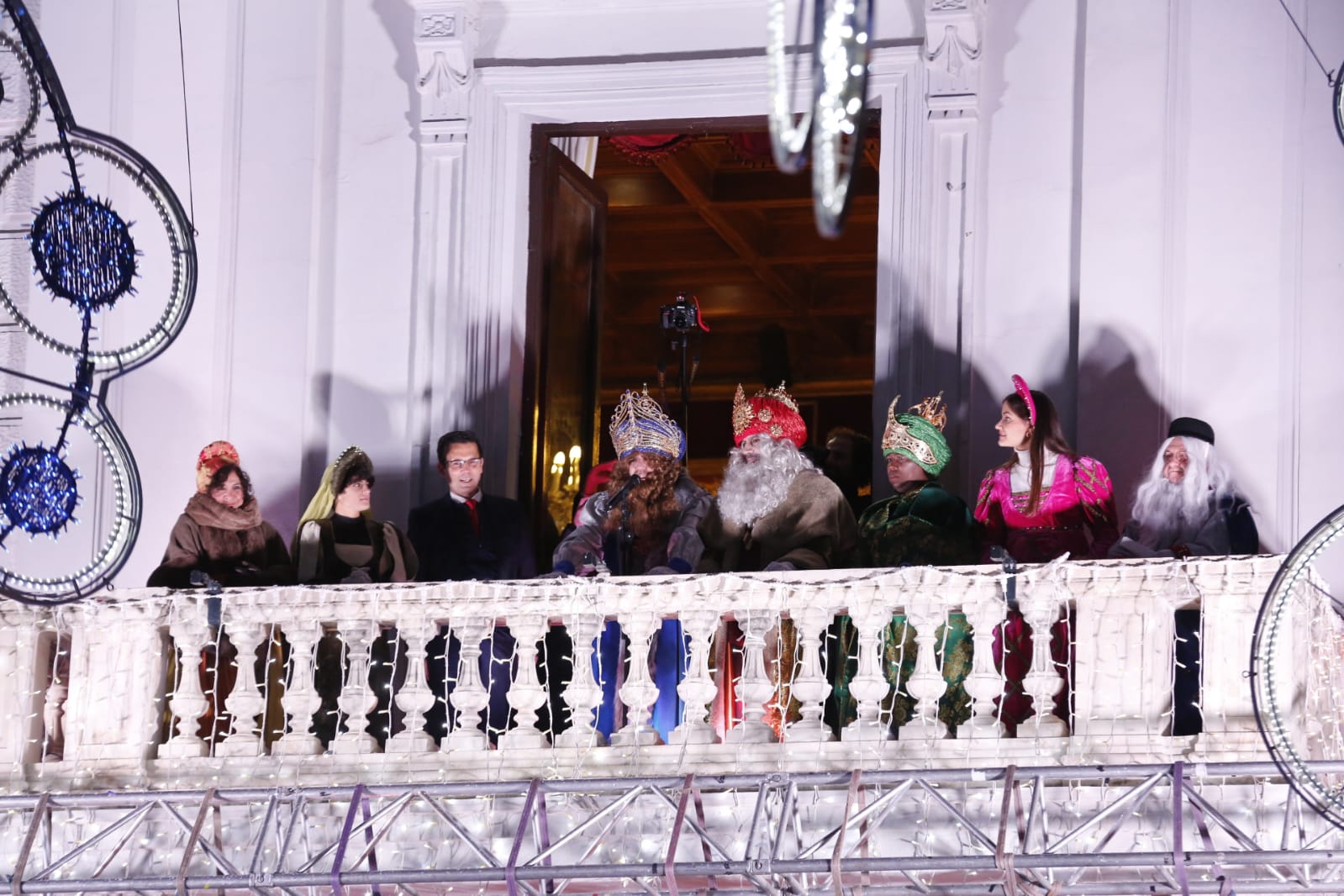 Desde los minutos previos al arranque hasta su llegada al Ayutamiento de Granada, aquí tienes todas las imágenes de la noche más mágica de la Navidad