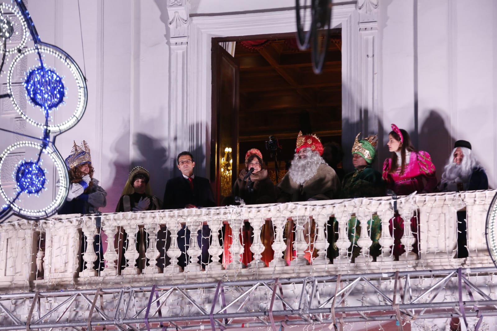 Desde los minutos previos al arranque hasta su llegada al Ayutamiento de Granada, aquí tienes todas las imágenes de la noche más mágica de la Navidad