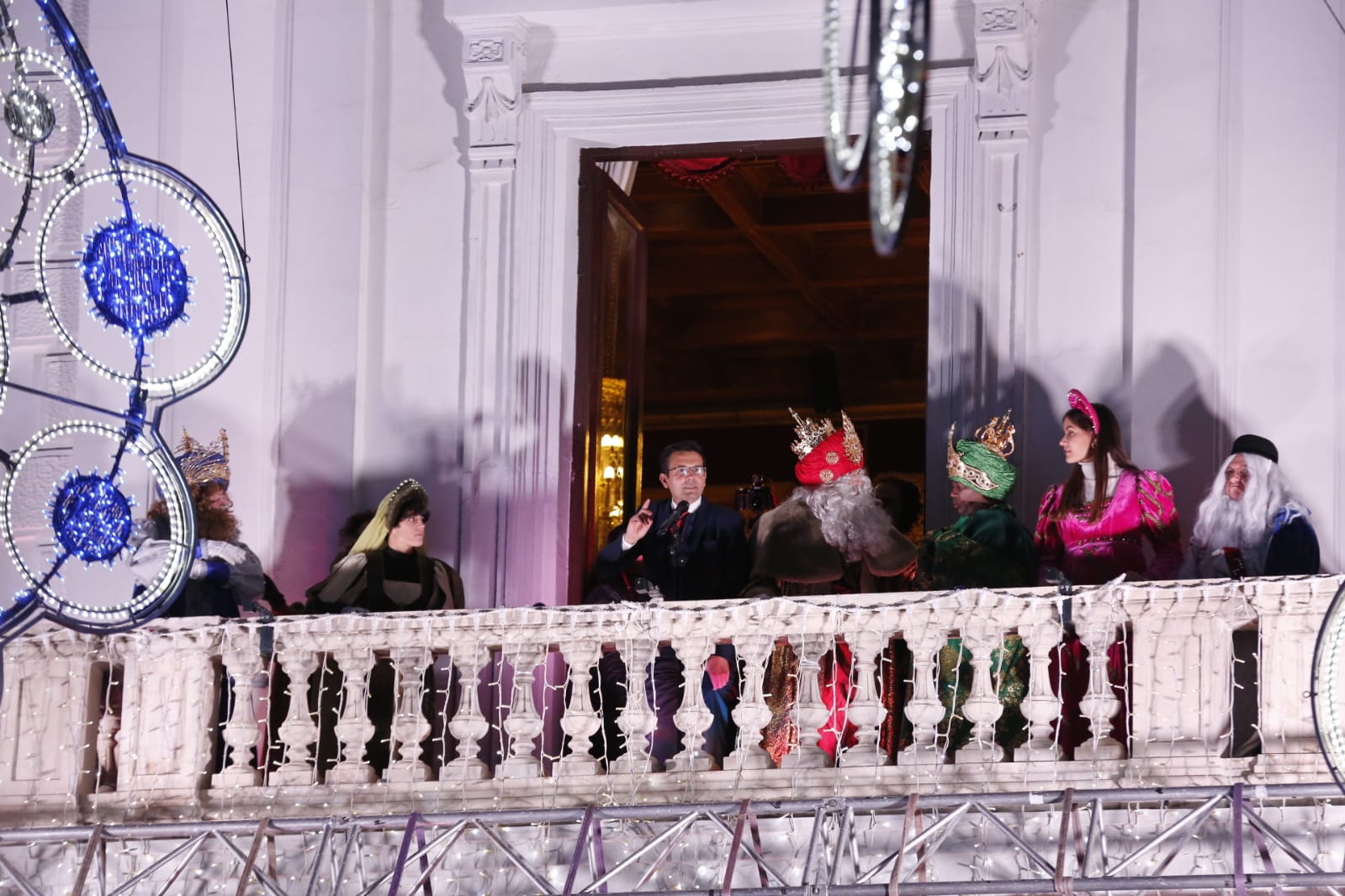 Desde los minutos previos al arranque hasta su llegada al Ayutamiento de Granada, aquí tienes todas las imágenes de la noche más mágica de la Navidad