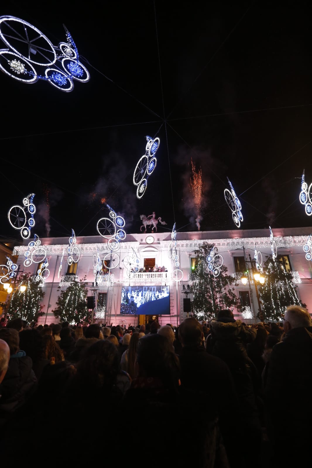 Desde los minutos previos al arranque hasta su llegada al Ayutamiento de Granada, aquí tienes todas las imágenes de la noche más mágica de la Navidad