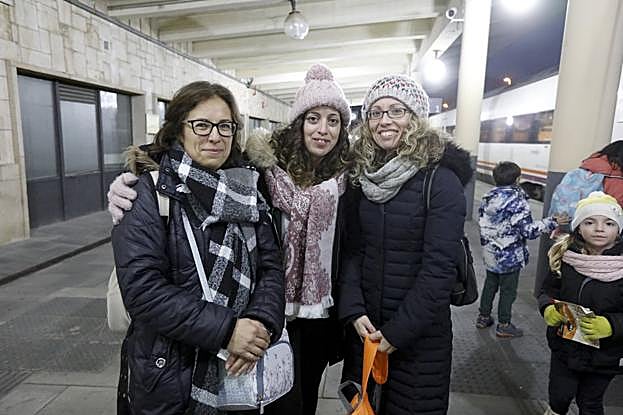 Raquel, Claudia y Mar han dado otra oportunidad al tren «pero en un trayecto corto; somos valientes, pero no inconscientes». :: l. cordero