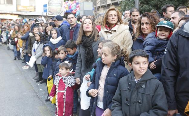 Imagen. Cientos y cientos de granadinos salieron a las calles de la ciudad a recibir a los Reyes Magos. 