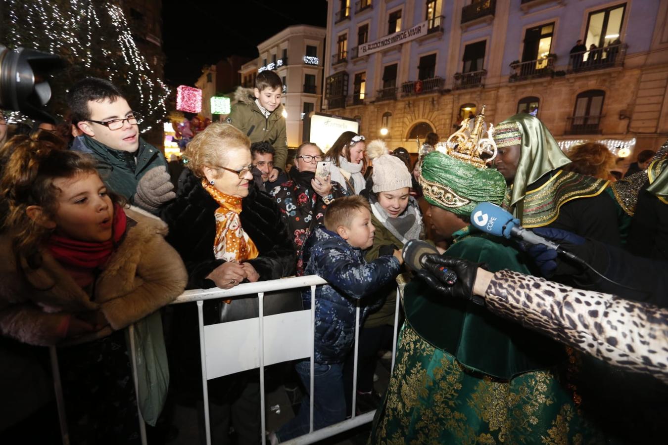 Desde los minutos previos al arranque hasta su llegada al Ayutamiento de Granada, aquí tienes todas las imágenes de la noche más mágica de la Navidad