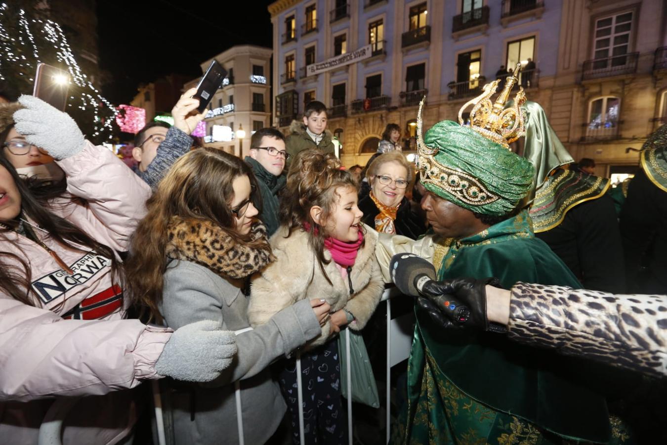 Desde los minutos previos al arranque hasta su llegada al Ayutamiento de Granada, aquí tienes todas las imágenes de la noche más mágica de la Navidad