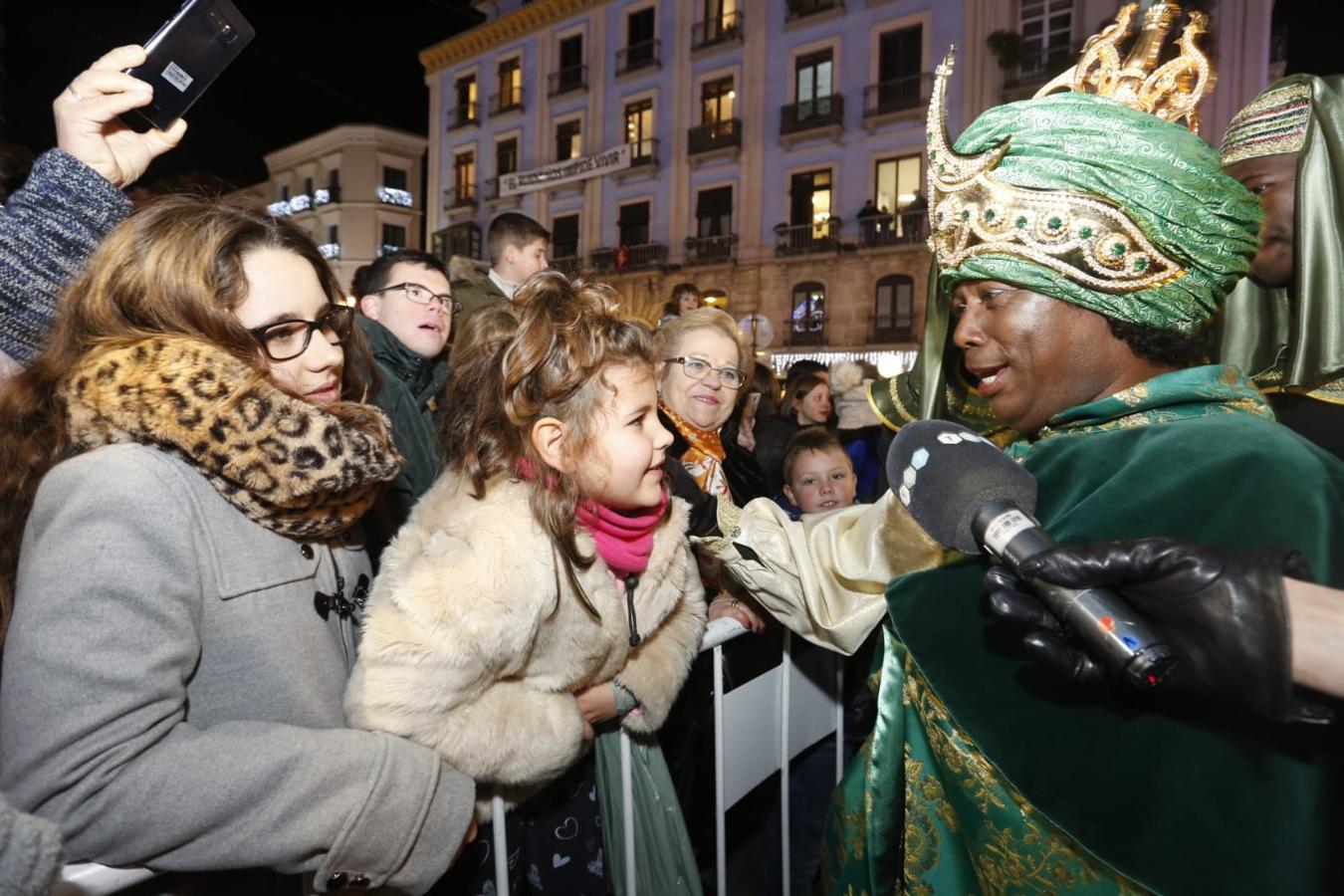 Desde los minutos previos al arranque hasta su llegada al Ayutamiento de Granada, aquí tienes todas las imágenes de la noche más mágica de la Navidad