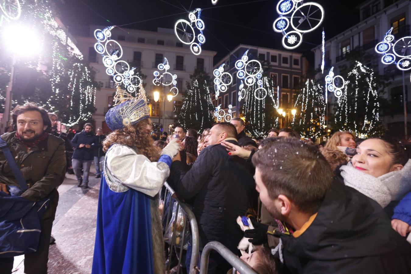 Desde los minutos previos al arranque hasta su llegada al Ayutamiento de Granada, aquí tienes todas las imágenes de la noche más mágica de la Navidad