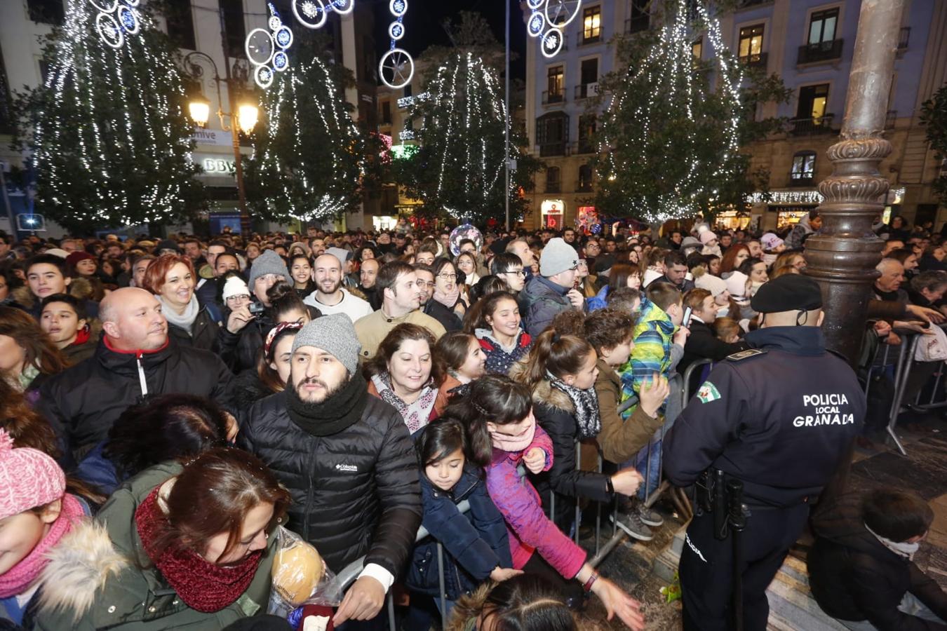 Desde los minutos previos al arranque hasta su llegada al Ayutamiento de Granada, aquí tienes todas las imágenes de la noche más mágica de la Navidad