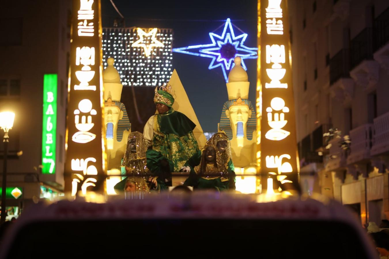 Fotos: La cabalgata de los Reyes Magos sale a las calles de Granada