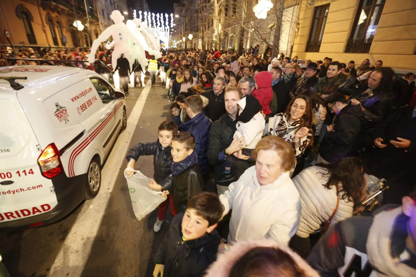 Fotos: La cabalgata de los Reyes Magos sale a las calles de Granada