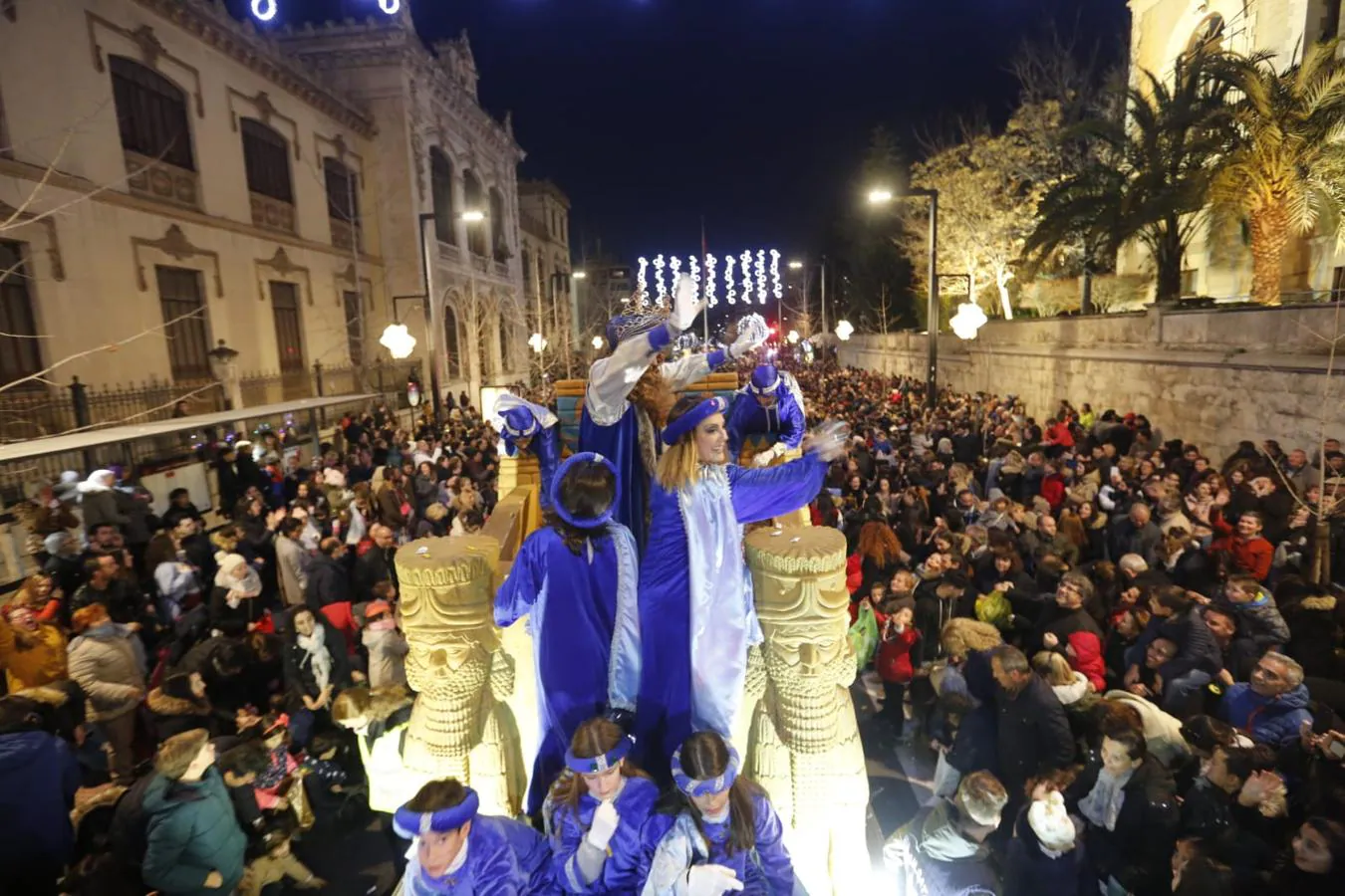 Fotos: La cabalgata de los Reyes Magos sale a las calles de Granada