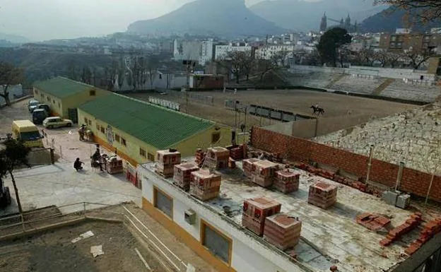 Obras de reforma de las cuadras del antiguo Club Hípico de Jaén en 2007, dos años de su demolición para construir un 'parking' aún sin acabar. 