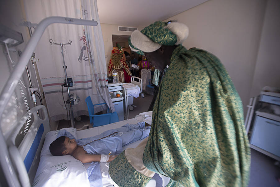 Melchor, Gaspar y Baltasar han hecho una parada en Pediatría antes de recorrer La Herradura