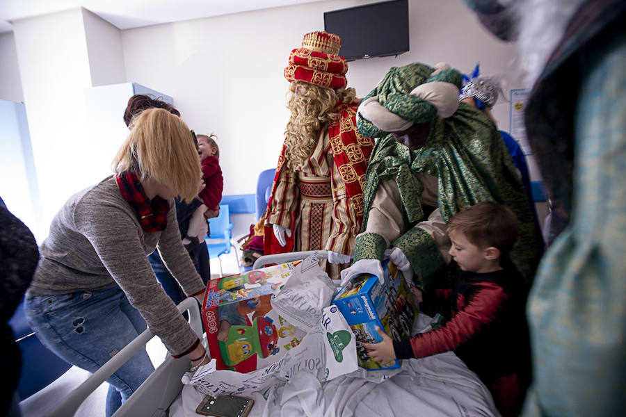 Melchor, Gaspar y Baltasar han hecho una parada en Pediatría antes de recorrer La Herradura