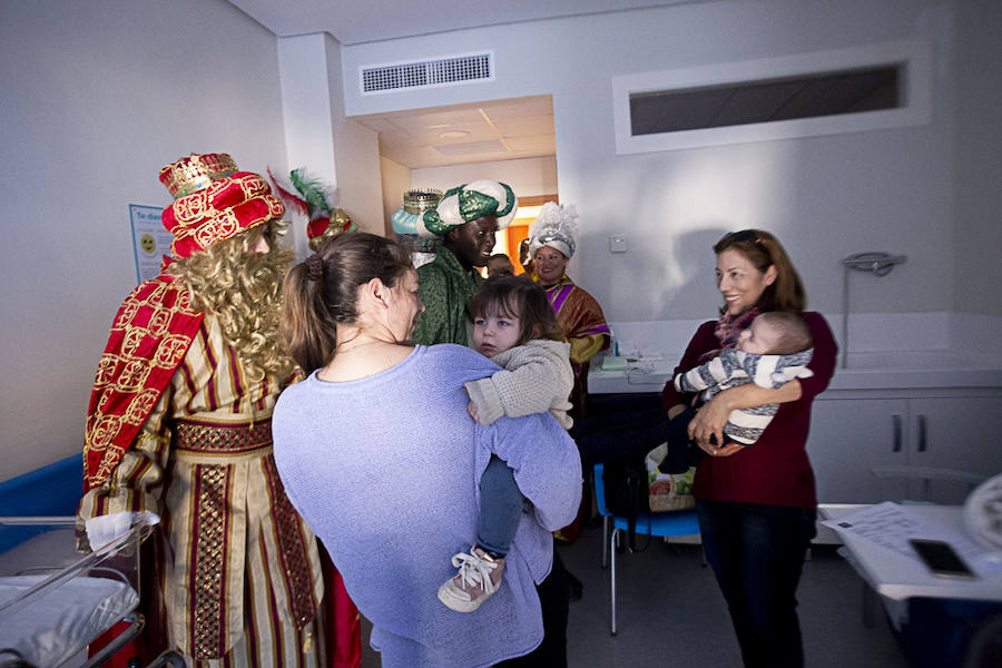 Melchor, Gaspar y Baltasar han hecho una parada en Pediatría antes de recorrer La Herradura