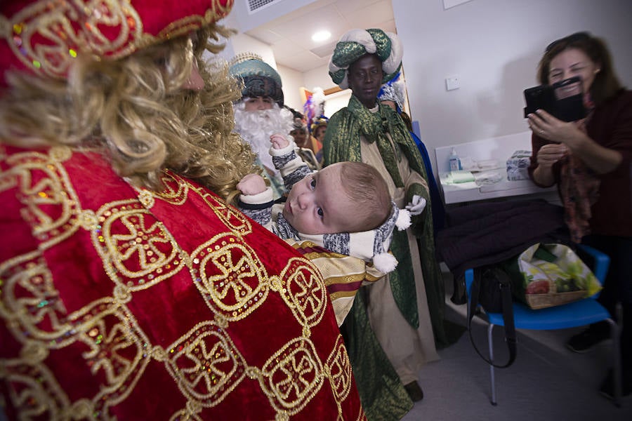 Melchor, Gaspar y Baltasar han hecho una parada en Pediatría antes de recorrer La Herradura