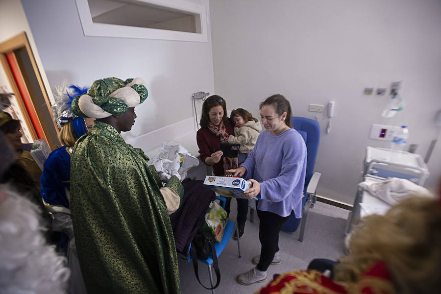 Melchor, Gaspar y Baltasar han hecho una parada en Pediatría antes de recorrer La Herradura